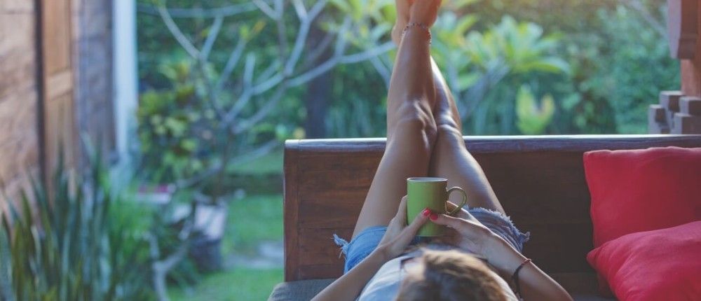Puchnięcie nóg podczas upałów - przyczyny i sposoby łagodzenia letnich obrzęków
