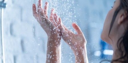 Zimny prysznic po treningu czy ciepły? Który pobudza regenerację?